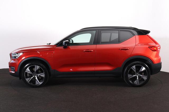 Volvo XC40 T4 Recharge R-Design - Panorama/schuifdak - IntelliSafe Assist - Harman/Kardon audio - Adaptieve LED koplampen - Parkeercamera achter - Verwarmde voorstoelen & stuur - Parkeersensoren voor & achter - Draadloze tel. lader - Extra getint glas - 19' LMV