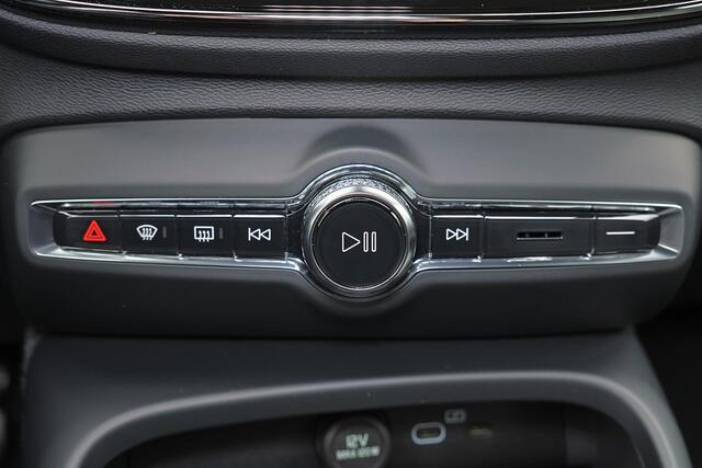 Volvo XC40 B3 Business Edition - Harman Kardon - Adaptive Cruise Control met Pilot Assist - BLIS dodehoekassistentie - Voorstoelen en stuurwiel verwarmbaar - Keyless - Elektr. bedienbare achterklep - Parkeersensoren voor & achter - Parkeer camera acter - 18' LMV - G