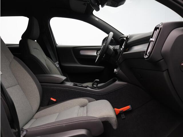 Volvo XC40 2.0 B4 Plus Dark / Trekhaak / Elektr. bed. stoelen / Harman Kardon / Stoel+stuur+achterbankverwarming