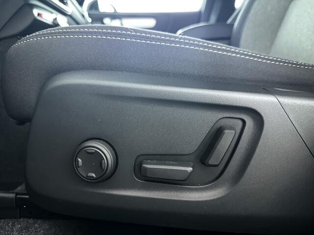 Volvo XC40 B4 Plus Dark | Parkeercamera | Stoel- en Stuurverwarming | Harman Kardon | Trekhaak