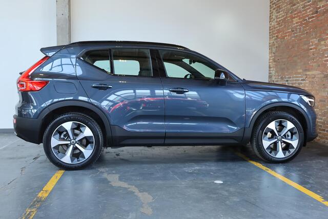 Volvo XC40 B4 Plus Dark | Trekhaak Semi-elektrisch | Adaptieve Cruise Control | Pilot Assist | Verwarmbare voorstoelen | Verwarmbaar stuurwiel | Blind Spot Information System | Verwarmbare voorruit | Parkeercamera | Parkeersensoren voor + achter |