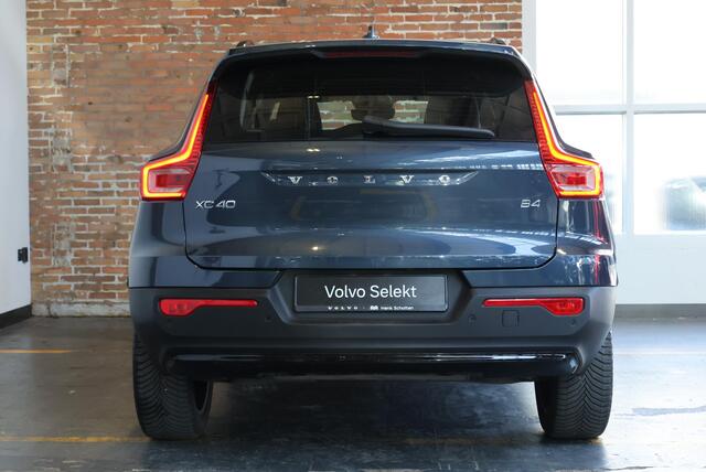Volvo XC40 B4 Plus Dark | Trekhaak Semi-elektrisch | Adaptieve Cruise Control | Pilot Assist | Verwarmbare voorstoelen | Verwarmbaar stuurwiel | Blind Spot Information System | Verwarmbare voorruit | Parkeercamera | Parkeersensoren voor + achter |