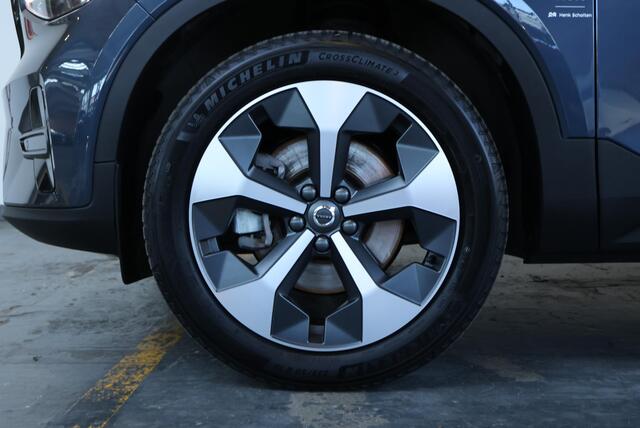 Volvo XC40 B4 Plus Dark | Trekhaak Semi-elektrisch | Adaptieve Cruise Control | Pilot Assist | Verwarmbare voorstoelen | Verwarmbaar stuurwiel | Blind Spot Information System | Verwarmbare voorruit | Parkeercamera | Parkeersensoren voor + achter |
