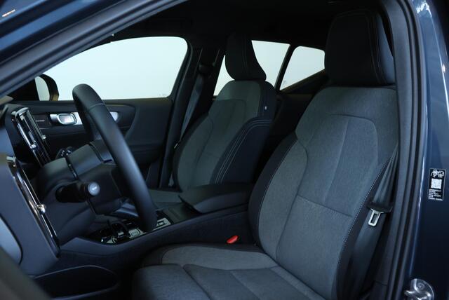 Volvo XC40 B4 Plus Dark | Trekhaak Semi-elektrisch | Adaptieve Cruise Control | Pilot Assist | Verwarmbare voorstoelen | Verwarmbaar stuurwiel | Blind Spot Information System | Verwarmbare voorruit | Parkeercamera | Parkeersensoren voor + achter |