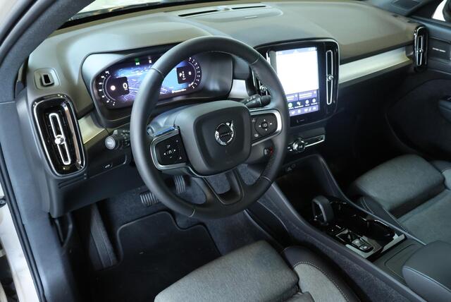 Volvo XC40 B4 Plus Dark | Trekhaak Semi-elektrisch | Adaptieve Cruise Control | Pilot Assist | Verwarmbare voorstoelen | Verwarmbaar stuurwiel | Blind Spot Information System | Verwarmbare voorruit | Parkeercamera | Parkeersensoren voor + achter |
