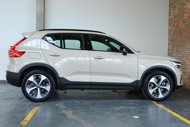 Volvo XC40 B4 Plus Dark | Trekhaak Semi-elektrisch | Adaptieve Cruise Control | Pilot Assist | Verwarmbare voorstoelen | Verwarmbaar stuurwiel | Blind Spot Information System | Verwarmbare voorruit | Parkeercamera | Parkeersensoren voor + achter |