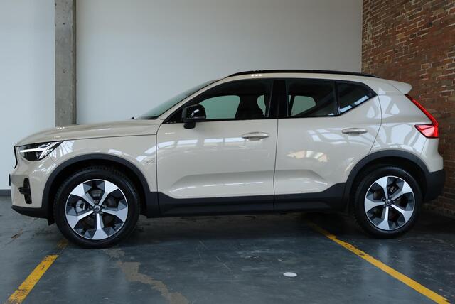 Volvo XC40 B4 Plus Dark | Trekhaak Semi-elektrisch | Adaptieve Cruise Control | Pilot Assist | Verwarmbare voorstoelen | Verwarmbaar stuurwiel | Blind Spot Information System | Verwarmbare voorruit | Parkeercamera | Parkeersensoren voor + achter |