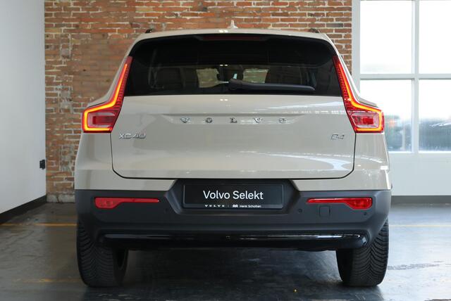Volvo XC40 B4 Plus Dark | Trekhaak Semi-elektrisch | Adaptieve Cruise Control | Pilot Assist | Verwarmbare voorstoelen | Verwarmbaar stuurwiel | Blind Spot Information System | Verwarmbare voorruit | Parkeercamera | Parkeersensoren voor + achter |