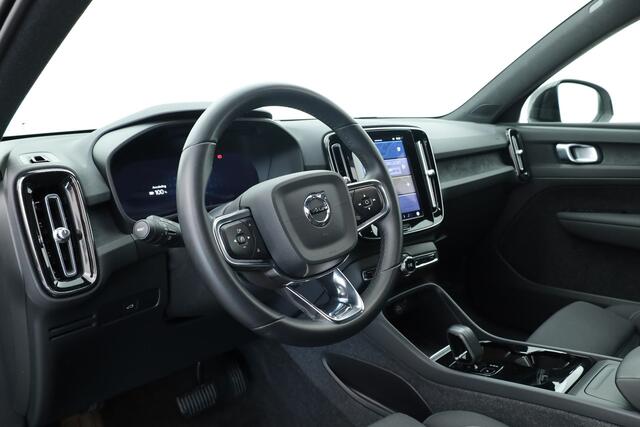 Volvo XC40 Recharge Twin Plus 78 kWh | Rijklaar! | 94.6% SOH | Dig. Cockpit | Bliss | Camera+PDC | Stuur-stoelverw. | Adapt. Cruise | Elek. Klep | Nav+App.Connect | LED | 20'' V
