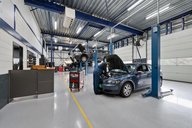 Volvo XC40 2.0 B4 PLUS BLACK EDITION