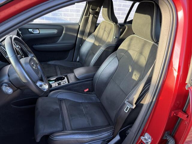 Volvo XC40 T4 R-Design Aut | Cruise Control | Trekhaak 1800 kg | Half Lederen Bekleding | Navigatie | Parkeersensoren V + A | Parkeercamera | Climate control |