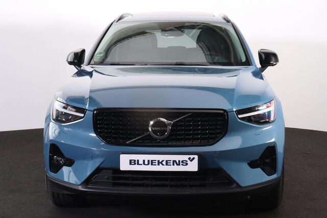 Volvo XC40 B4 Plus Dark - Panorama/schuifdak - IntelliSafe Assist & Surround - 360º Camera - Harman/Kardon audio - Adaptieve LED koplampen - Verwarmde voorstoelen & stuur - Parkeersensoren voor & achter - Elektr. bedienb. voorstoelen met geheugen links - Draadloze t