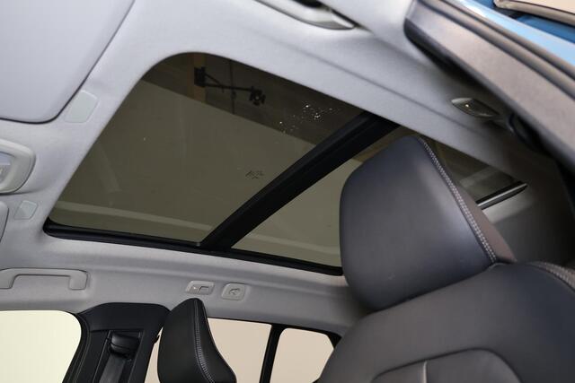 Volvo XC40 B4 Plus Dark - Panorama/schuifdak - IntelliSafe Assist & Surround - 360º Camera - Harman/Kardon audio - Adaptieve LED koplampen - Verwarmde voorstoelen & stuur - Parkeersensoren voor & achter - Elektr. bedienb. voorstoelen met geheugen links - Draadloze t