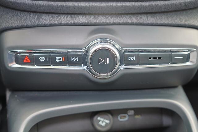 Volvo XC40 B4 Plus Dark - Panorama/schuifdak - IntelliSafe Assist & Surround - 360º Camera - Harman/Kardon audio - Adaptieve LED koplampen - Verwarmde voorstoelen & stuur - Parkeersensoren voor & achter - Elektr. bedienb. voorstoelen met geheugen links - Draadloze t