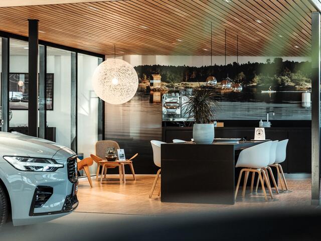 Volvo XC40 1.5 T5 Recharge Business Pro Automaat / Panoramadak / Privacy Glass / Trekhaak / All season banden