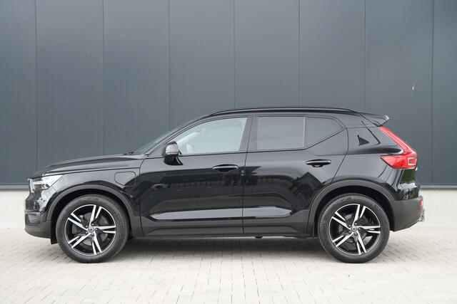 Volvo XC40 1.5 T5 Recharge R-Design Expression - Winterpakket - 19" LM velgen - Trekhaak - Camera - Navigatie - Rijklaar
