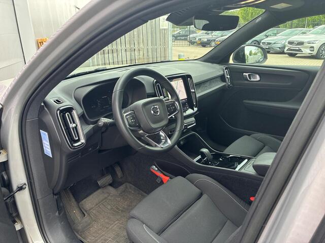 Volvo XC40 Recharge Plus 70 kWh | Warmtepomp | Trekhaak | Adaptive Cruise Control | BLIS | Stoel & Stuurverwarming | Keyless Entry | Elektrische achterklep | All-Season banden