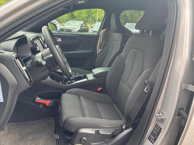 Volvo XC40 Recharge Plus 70 kWh | Warmtepomp | Trekhaak | Adaptive Cruise Control | BLIS | Stoel & Stuurverwarming | Keyless Entry | Elektrische achterklep | All-Season banden