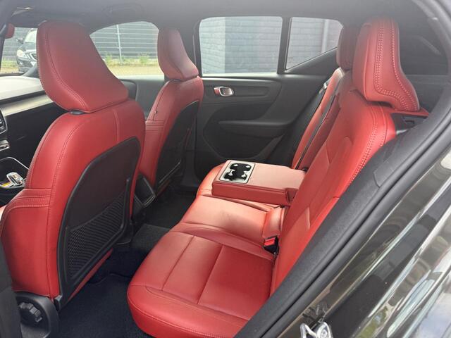 Volvo XC40 2.0 T4 Inscription | Trekhaak | Stoelverwarming | Parkeer camera | BLIS | Leder | Parkeersensoren | Cruise control | Metallic lak |