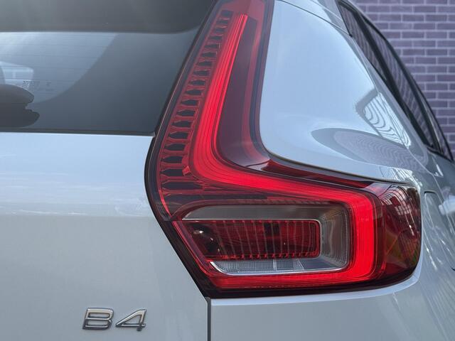Volvo XC40 2.0 B4 Plus Dark | Trekhaak | Camera | Harman/Kardon | Keyless Entry/start | elektrisch verstelbare voorstoelen |