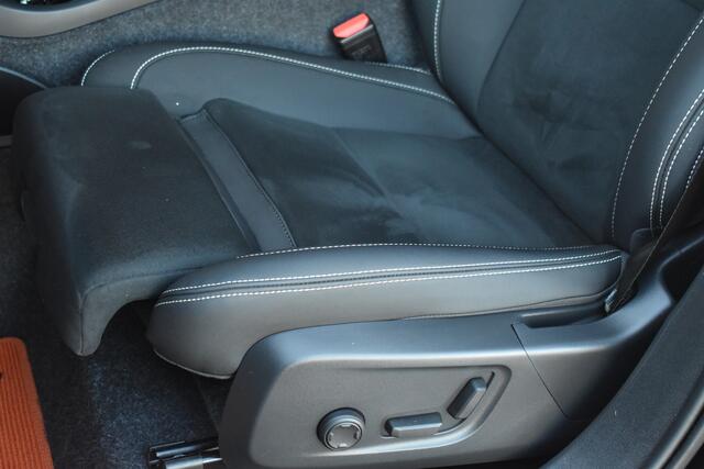 Volvo XC40 B3 177PK Plus Dark | Harman & Kardon | Panormadak | Elektrisch verstelbare stoelen | All season banden