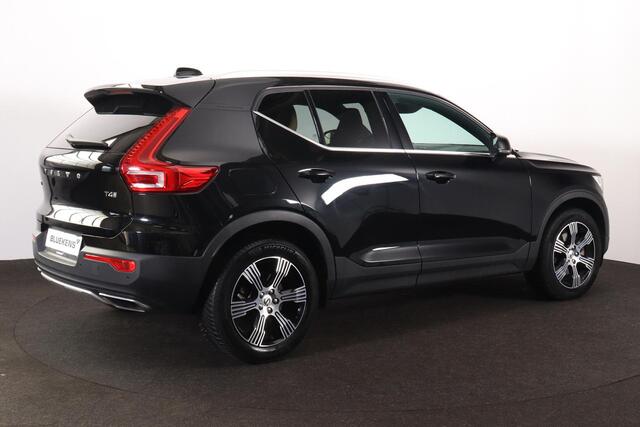 Volvo XC40 T4 Inscription - Harman/Kardon audio - Parkeercamera achter - Verwarmde voorstoelen - Parkeersensoren voor & achter - Elektr. bedienb. voorstoelen met geheugen links - Draadloze tel. lader - Cruise control - Extra getint glas - Inklapbare trekhaak - 18' L