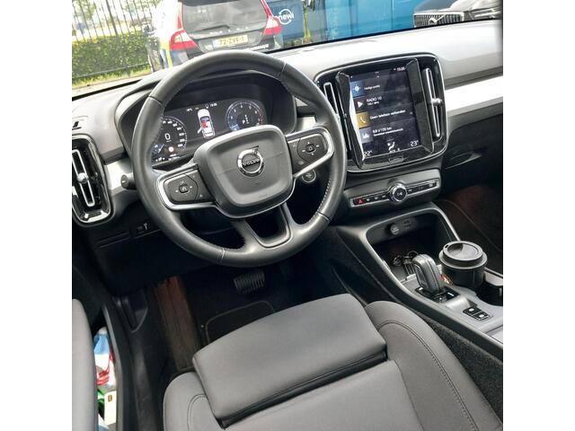 Volvo XC40 1.5 T3 Momentum | Panoramadak | Navigatie | Apple Carplay | Android Auto | Cruise Control Adaptief | BLIS | Achteruitrijcamera | Parkeersensoren