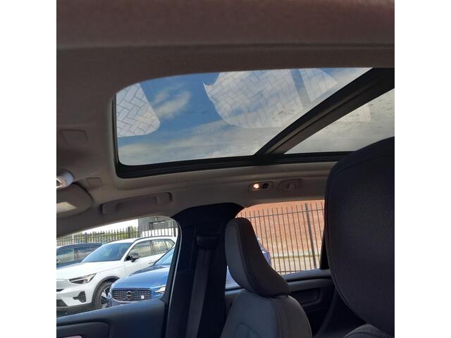 Volvo XC40 1.5 T3 Momentum | Panoramadak | Navigatie | Apple Carplay | Android Auto | Cruise Control Adaptief | BLIS | Achteruitrijcamera | Parkeersensoren