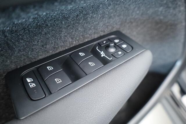 Volvo XC40 2.0 B3 Ultra Black Edition | Rijklaar! | S/K-Dak | Harman/Kardon | Bliss | Stuur-stoel+Voorruitverw. | 360*+PDC | Memory | Nav+App.Connect | Elek. Klep V