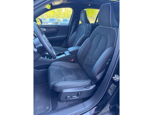 Volvo XC40 Recharge Ultimate 70 kWh | Black Pack | Warmtepomp | Panoramadak | Harman Kardon Audio | 360 Graden Camera | Alcantara | Keyless Entry | Elektrische Achterklep | Elektrisch Verstelbare Voorstoelen | Stoel & Stuurverwarming | Cruise Control Adaptief | BLIS