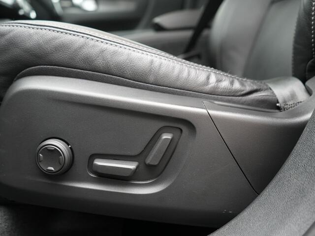Volvo XC40 T5 Plus Dark PHEV 262pk Dealer O.H. | Adaptive Cruise | 360 Camera | Harman / Kardon | Lederen Sportstoelen Memory & Verwarmd | Keyless | Blis | Stuur Verwarmd | Apple Carplay | Navigatie | DAB | 19"L.M | Plug In Hybrid |
