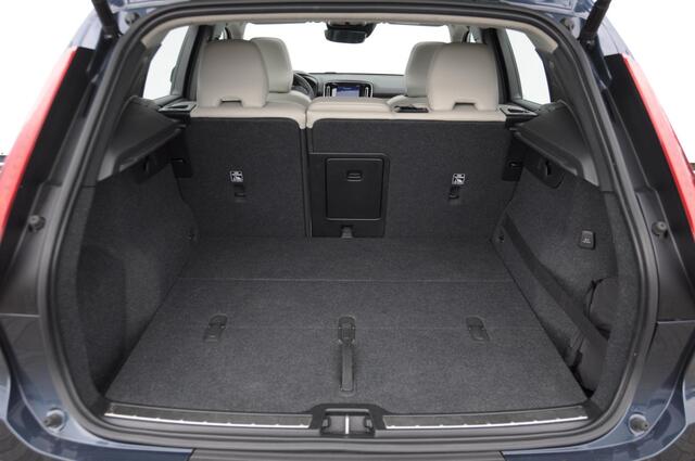 Volvo XC40 T4 190PK Automaat Inscription / Trekhaak / Panoramadak / Adaptieve koplampen / Adaptieve cruise control / Stoelverwarming / Keyless entry / elektrische achterklep / Apple carplay / Parkeersensoren met camera / BLIS
