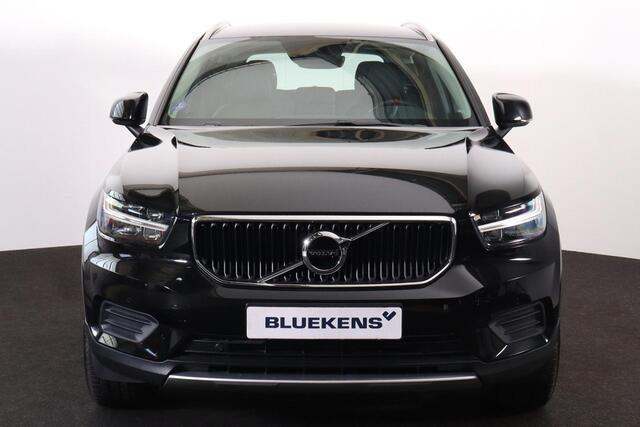 Volvo XC40 T4 R-Design - Harman/Kardon audio - Parkeercamera achter - Verwarmde voorstoelen - Parkeersensoren voor & achter - Draadloze tel. lader - Voorruit verwarming - Volvo On Call - Cruise control - Inklapbare Trekhaak 18' LMV