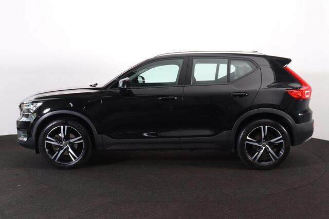 Volvo XC40 T4 R-Design - Harman/Kardon audio - Parkeercamera achter - Verwarmde voorstoelen - Parkeersensoren voor & achter - Draadloze tel. lader - Voorruit verwarming - Volvo On Call - Cruise control - Inklapbare Trekhaak 18' LMV