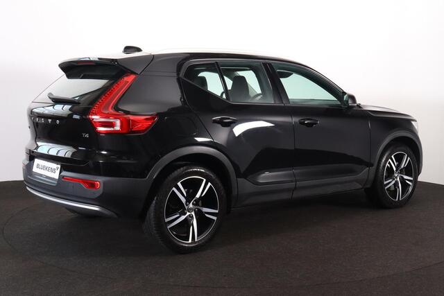 Volvo XC40 T4 R-Design - Harman/Kardon audio - Parkeercamera achter - Verwarmde voorstoelen - Parkeersensoren voor & achter - Draadloze tel. lader - Voorruit verwarming - Volvo On Call - Cruise control - Inklapbare Trekhaak 18' LMV