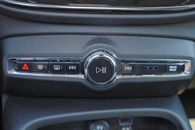 Volvo XC40 T4 R-Design - Harman/Kardon audio - Parkeercamera achter - Verwarmde voorstoelen - Parkeersensoren voor & achter - Draadloze tel. lader - Voorruit verwarming - Volvo On Call - Cruise control - Inklapbare Trekhaak 18' LMV