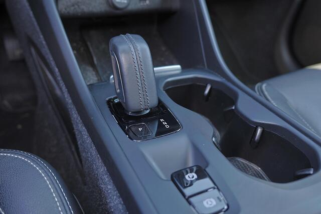 Volvo XC40 T4 R-Design - Harman/Kardon audio - Parkeercamera achter - Verwarmde voorstoelen - Parkeersensoren voor & achter - Draadloze tel. lader - Voorruit verwarming - Volvo On Call - Cruise control - Inklapbare Trekhaak 18' LMV