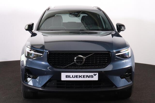Volvo XC40 B3 Ultra Dark - Panorama/schuifdak - IntelliSafe Assist & Surround - 360º Camera - Harman/Kardon audio - Adaptieve LED koplampen - Verwarmde voorstoelen & stuur - Parkeersensoren voor & achter - Elektr. bedienb. voorstoelen met geheugen links - Draadloze