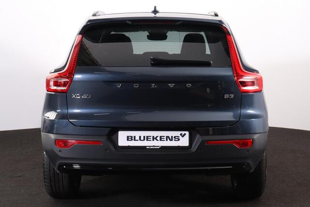 Volvo XC40 B3 Ultra Dark - Panorama/schuifdak - IntelliSafe Assist & Surround - 360º Camera - Harman/Kardon audio - Adaptieve LED koplampen - Verwarmde voorstoelen & stuur - Parkeersensoren voor & achter - Elektr. bedienb. voorstoelen met geheugen links - Draadloze