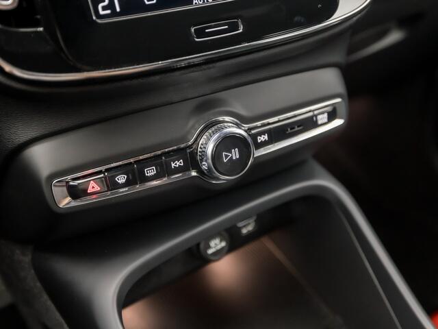 Volvo XC40 1.5 T5 Recharge R-Design 252Pk Automaat (APPLE CARPLAY, GROOT NAVI, STUUR/STOELVERWARMING, LEDER/ALCANTARA, GETINT GLAS, SPORTSTOELEN, CAMERA, ELEK ACHTERKLEP, NIEUWE APK, NIEUWSTAAT)