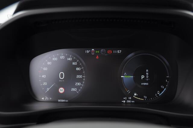 Volvo XC40 T4 211PK Automaat Recharge R-Design / Trekhaak / Stoel - en stuurwielverwarming / Parkeersensoren met camera / Elektrische achterklep / adaptieve koplampen / Apple carplay