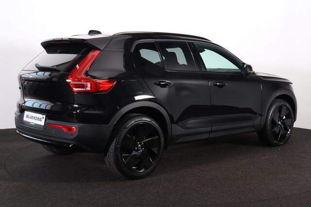 Volvo XC40 B4 Plus Black Edition - Panoramisch schuif-/kanteldak - Elektr. verstelbare voorstoelen, links met geheugen - IntelliSafe Assist & Surround - Harman Kardon audio - Verwarmde voorstoelen & stuur - Parkeersensoren voor & achter - Parkeercamera achter - Draa