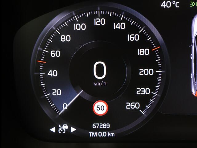 Volvo XC40 T5 262PK Plug in Hybrid R-Design / Trekhaak / Panoramadak / 360 Camera / Harman Kardon / BLIS / Adaptive Cruise / Keyless / All-Season /