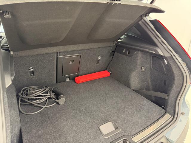 Volvo XC40 1.5 T5 Recharge Inscription | Trekhaak | Panoramadak | H&K | Thunder Grey |