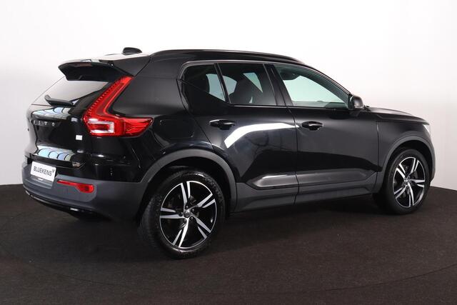 Volvo XC40 T4 Recharge R-Design Expression - IntelliSafe Assist & Surround - Harman/Kardon audio - Adaptieve LED koplampen - Parkeercamera achter - Verwarmde voorstoelen & stuur - Parkeersensoren voor & achter - Draadloze tel. lader - Extra getint glas - 19' LMV