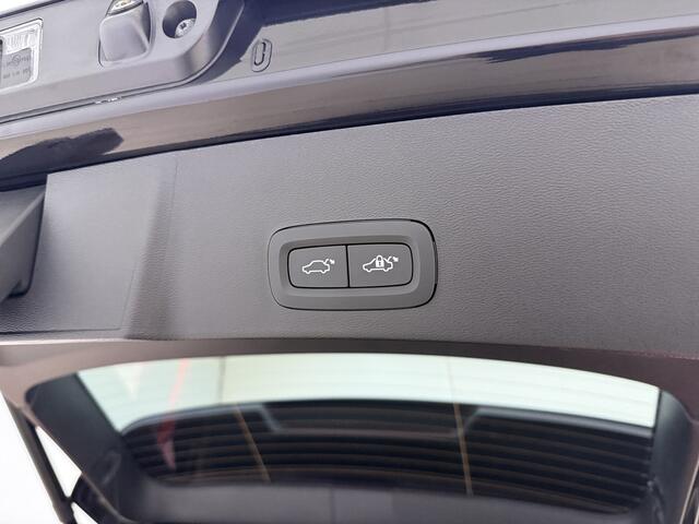 Volvo XC40 B3 177pk Plus Black Edition / Harman Kardon audio / Lighting / Elektrische stoelen met geheugen /