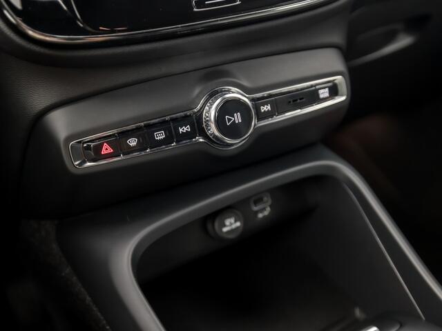 Volvo XC40 1.5 T5 Recharge Sport 262Pk Automaat (APPLE CARPLAY, GROOT NAVI, ZWART HEMEL, STUUR/STOELVERWARMING, SPORTSTOELEN, GETINT GLAS, LANE ASSIST, NIEUWE APK, NIEUWSTAAT)