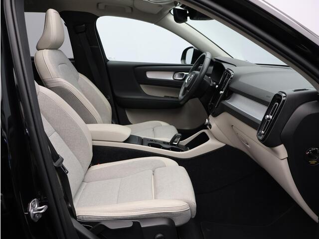 Volvo XC40 1.5 T3 Momentum Pro / Panoramadak / 360 Camera / Adaptive Cruise / BLIS / Getint Glas / Elektrische Achterklep / Carplay / 19" Wielen /