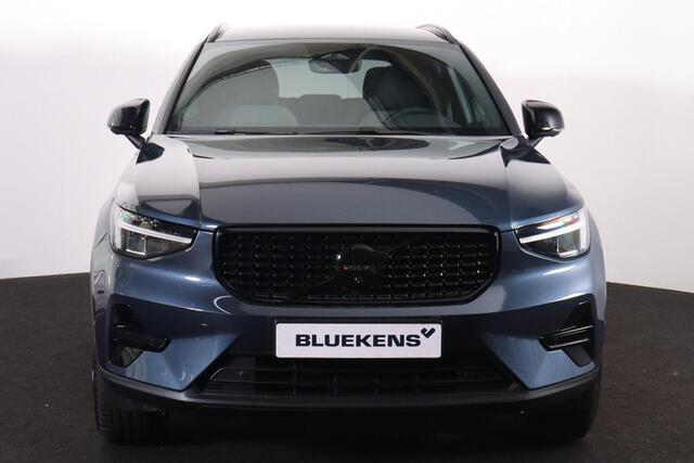 Volvo XC40 B3 Plus Black Edition - IntelliSafe Assist & Surround - 360º Camera - Harman/Kardon audio - Verwarmde voorstoelen & stuur - Parkeersensoren voor & achter - Elektr. bedienb. voorstoelen met geheugen links - Draadloze tel. lader - Standkachel - Extra getint