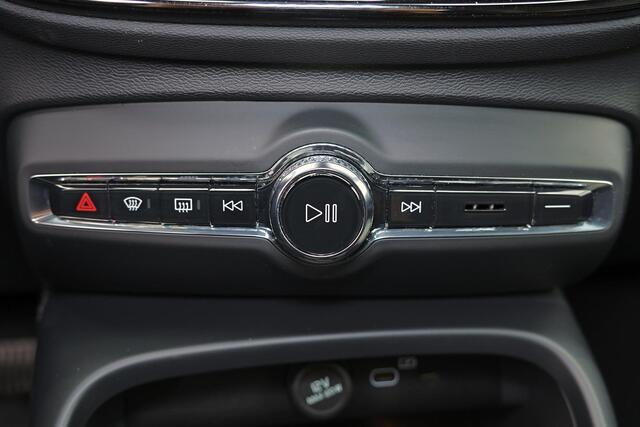 Volvo XC40 B3 Plus Black Edition - IntelliSafe Assist & Surround - 360º Camera - Harman/Kardon audio - Verwarmde voorstoelen & stuur - Parkeersensoren voor & achter - Elektr. bedienb. voorstoelen met geheugen links - Draadloze tel. lader - Standkachel - Extra getint